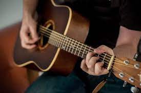 Panduan Pemula untuk Belajar Bermain Gitar Akustik